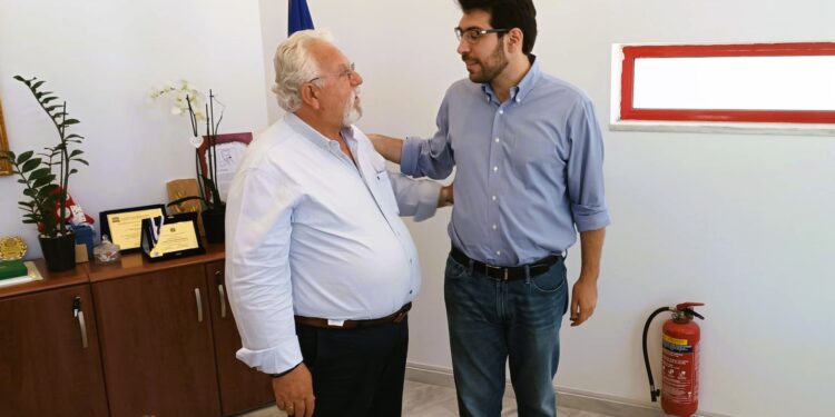 ΔΗΜΟΣ ΗΛΙΔΑΣ: Ο νεότερος υποψήφιος ευρωβουλευτής του ΠΑΣΟΚ Λευτέρης Καρχιμάκης επισκέφτηκε το Δήμαρχο Χρ. Χριστοδουλόπουλο