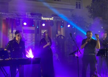 Μια παρέα όλη η πλατεία!