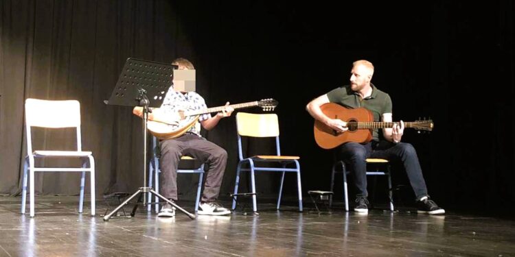 ΔΗΜΟΣ ΗΛΙΔΑΣ: Μια ξεχωριστή μουσική παράσταση παρουσίασαν για ακόμα μία φορά οι σπουδαστές και οι δάσκαλοι του Δημοτικού Σχολείου Αμαλιάδας του Δήμου