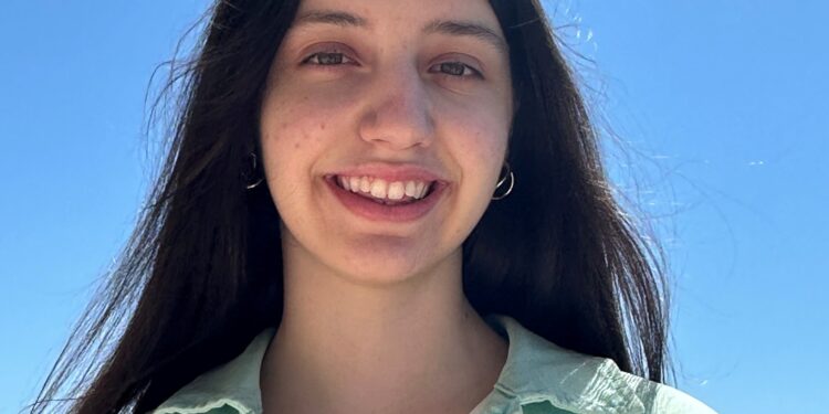 ΜΥΡΣΙΝΗ ΔΗΜΗΤΡΟΠΟΥΛΟΥ: Στη Βαλκανική Ολυμπιάδα Φυσικής και όχι μόνο!