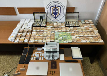 Εξαρθρώθηκε εγκληματική οργάνωση, τα μέλη της οποίας δραστηριοποιούνταν σε εκβιάσεις ιδιοκτητών καταστημάτων υγειονομικού ενδιαφέροντος