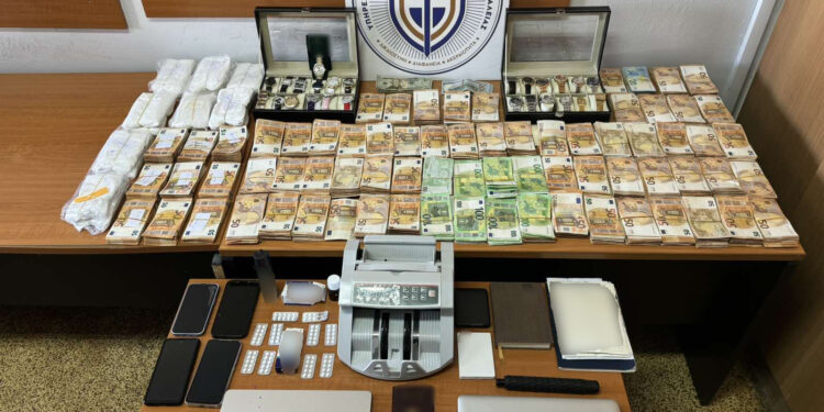 Εξαρθρώθηκε εγκληματική οργάνωση, τα μέλη της οποίας δραστηριοποιούνταν σε εκβιάσεις ιδιοκτητών καταστημάτων υγειονομικού ενδιαφέροντος