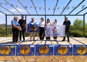 ΔΗΜΟΣ ΗΛΙΔΑΣ: Τρεις Κύπριες αθλήτριες των Ολυμπιακών Αγώνων του Παρισιού αναβίωσαν στην Αρμάτοβα του Δήμου την Ιερά Εκεχειρία, εναποθέτοντας συμβολικά τα όπλα τους