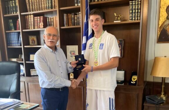 Ο Δήμαρχος Πύργου τίμησε τον Παγκόσμιο Πρωταθλητή Β. Γιαννάτο