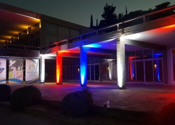 ΔΗΜΟΣ ΑΡΧΑΙΑΣ ΟΛΥΜΠΙΑΣ: Φωταγωγήθηκε το Δημαρχείο με τα χρώματα της Γαλλίας για τους Ολυμπιακούς Αγώνες