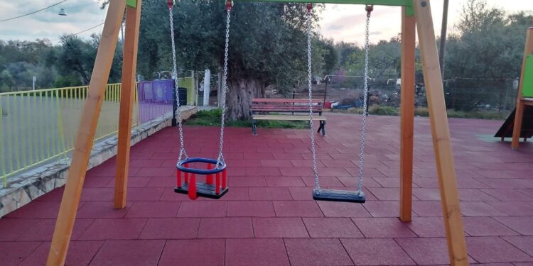 ΔΗΜΟΣ ΑΝΔΡΑΒΙΔΑΣ – ΚΥΛΛΗΝΗΣ: Νέα χρηματοδότηση ύψους 320.000 ευρώ για ασφαλείς χώρους άθλησης και παρεμβάσεις σε παιδικές χαρές