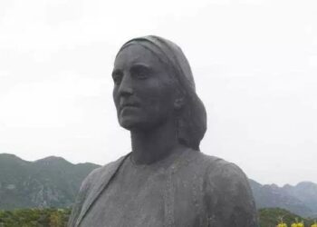 Μόσχω Τζαβέλλα: “Τι τα κοιτάτε τα σκυλιά;”