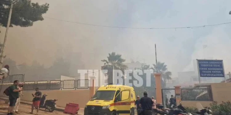 Μεγάλη φωτιά στην Πάτρα κοντά σε σπίτια: Εκκενώθηκαν το γηροκομείο και το «Καραμανδάνειο» νοσοκομείο