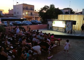 ΔΗΜΟΣ ΗΛΙΔΑΣ: Ο Καραγκιόζης σκόρπισε γέλιο σε μικρούς και μεγάλους κάτω από τον έναστρο ουρανό του Τατανείου