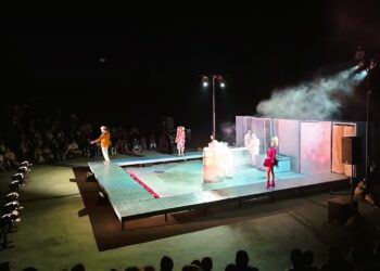 Ο “Κατά Φαντασίαν Ασθενής” του Μολιέρου με τον Αιμίλιο Χειλάκη στον πρωταγωνιστικό ρόλο, σκόρπισε γέλιο στο θέατρο της Αρχαίας Ήλιδας