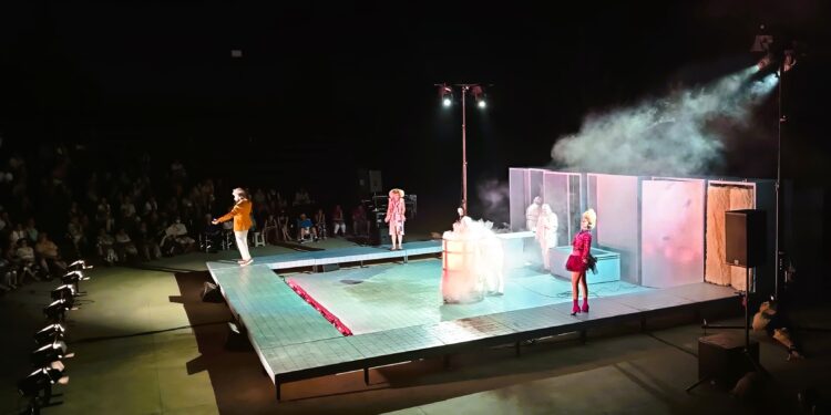 Ο “Κατά Φαντασίαν Ασθενής” του Μολιέρου με τον Αιμίλιο Χειλάκη στον πρωταγωνιστικό ρόλο, σκόρπισε γέλιο στο θέατρο της Αρχαίας Ήλιδας