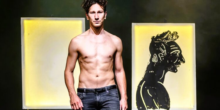 Μάγεψε ο “Αίας” του Σοφοκλή με τον Μιχάλη Σαράντη