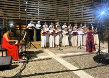 ΔΗΜΟΣ ΗΛΙΔΑΣ: Μάγεψαν το κοινό στο “Σεληνόφως” από την χορωδία Μυρτουντίων τα “Τραγούδια”