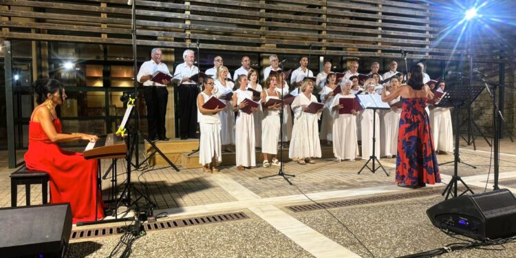 ΔΗΜΟΣ ΗΛΙΔΑΣ: Μάγεψαν το κοινό στο “Σεληνόφως” από την χορωδία Μυρτουντίων τα “Τραγούδια”