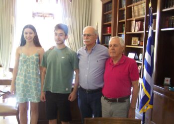 ΔΗΜΟΣ ΠΥΡΓΟΥ: Ο Δήμαρχος  Στάθης  Καννής βράβευσε τον Ν. Μπερκουτάκη και την Μ. Δημητροπούλου που διακρίθηκαν σε μαθηματικά και φυσική