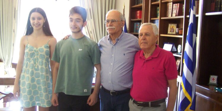 ΔΗΜΟΣ ΠΥΡΓΟΥ: Ο Δήμαρχος Στάθης Καννής βράβευσε τον Ν. Μπερκουτάκη και την Μ. Δημητροπούλου που διακρίθηκαν σε μαθηματικά και φυσική