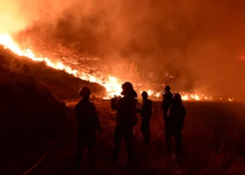 Εκτός ελέγχου η φωτιά στην Αττική: Εκκενώθηκαν Παλαιά και Νέα Πεντέλη, μάχη με τις φλόγες στην Ανατολή στη Νέα Μάκρη