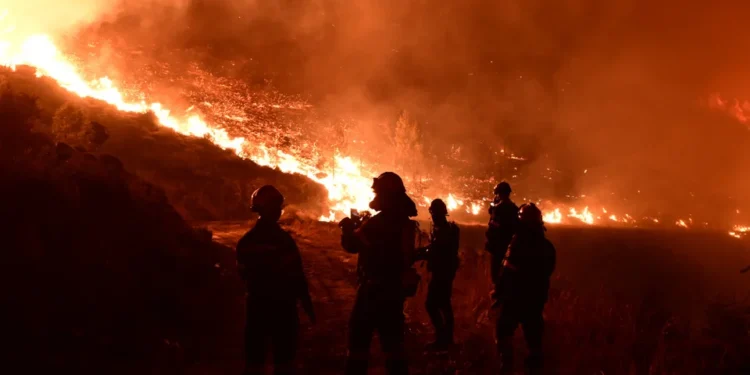 Εκτός ελέγχου η φωτιά στην Αττική: Εκκενώθηκαν Παλαιά και Νέα Πεντέλη, μάχη με τις φλόγες στην Ανατολή στη Νέα Μάκρη