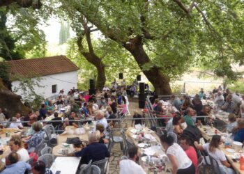 Παραδοσιακό ξεφάντωμα σε ειδυλλιακό περιβάλλον