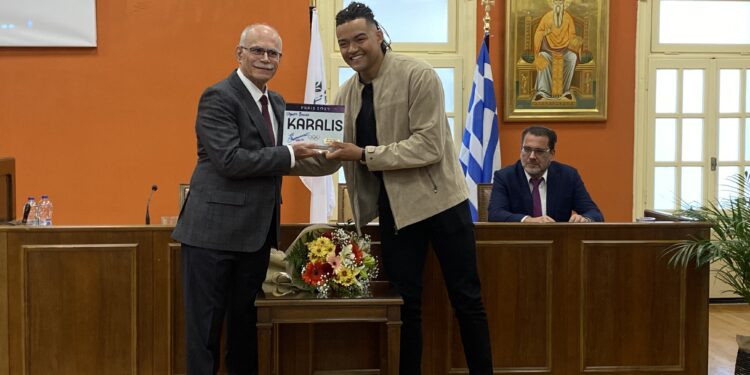 ΔΗΜΟΣ ΠΥΡΓΟΥ: Έριξε τα Τείχη για τον Μανόλο! (φωτος)