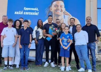 Ο Εμμανουήλ Καραλής κάτω από το πανό της ΕΡΤ Πύργου!!