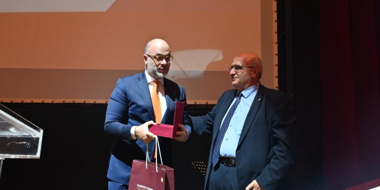 ΠΕΡΙΦΕΡΕΙΑ ΔΥΤΙΚΗΣ ΕΛΛΑΔΑΣ: Βραβεύτηκε στην εκδήλωση για τα 60 χρόνια από την ίδρυση του Πανεπιστημίου Πατρών