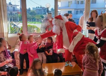 Κάλαντα από τους μαθητές του 4ου Νηπιαγωγείου Αμαλιάδας στους ωφελούμενους του Κέντρου Ημερήσιας Φροντίδας Ηλικιωμένων Δήμου Ήλιδας