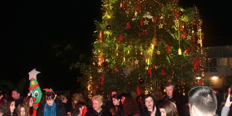 ΔΗΜΟΣ ΑΡΧΑΙΑΣ ΟΛΥΜΠΙΑΣ: Φωταγωγήθηκε το Χριστουγεννιάτικο Δέντρο