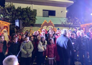 ΔΗΜΟΣ ΖΑΧΑΡΩΣ: Λαμπερή έναρξη των εορτών με τη φωταγώγηση του Χριστουγεννιάτικου δέντρου στη Νέα Φιγαλεία και τη Ζαχάρω