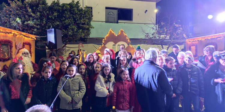 ΔΗΜΟΣ ΖΑΧΑΡΩΣ: Λαμπερή έναρξη των εορτών με τη φωταγώγηση του Χριστουγεννιάτικου δέντρου στη Νέα Φιγαλεία και τη Ζαχάρω