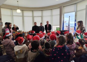 Έψαλαν τα κάλαντα στον Δήμαρχο Ζαχάρως