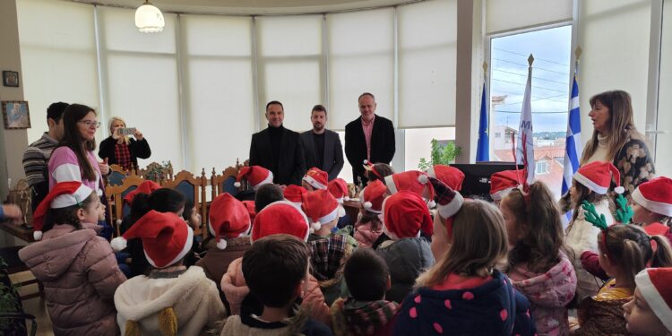 Έψαλαν τα κάλαντα στον Δήμαρχο Ζαχάρως