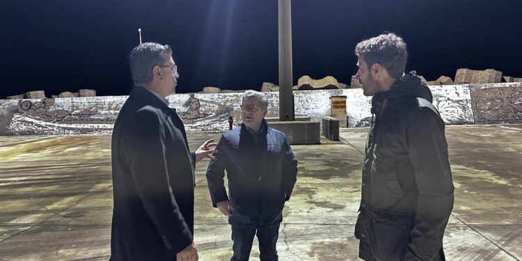 ΚΥΛΛΗΝΗ: Συνεχίζονται οι εργασίες ενεργοποίησης του νέου φωτισμού στον βόρειο προβλήτα του λιμένα