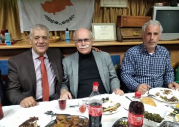 ΠΕΥΚΗ: “Έκοψαν” την πρωτοχρονιάτικη πίτα… μοίρασαν ευχές (φωτος)