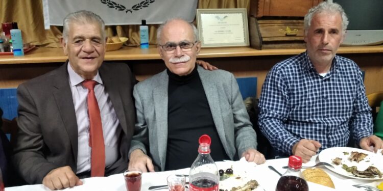 ΠΕΥΚΗ: “Έκοψαν” την πρωτοχρονιάτικη πίτα… μοίρασαν ευχές (φωτος)