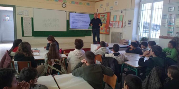 ΔΗΜΟΣ ΠΥΡΓΟΥ: Δημιουργική συνάντηση στελεχών του Γραφείου Εθελοντισμού με τους μαθητές του 8ου Δημοτικού Σχολείου 