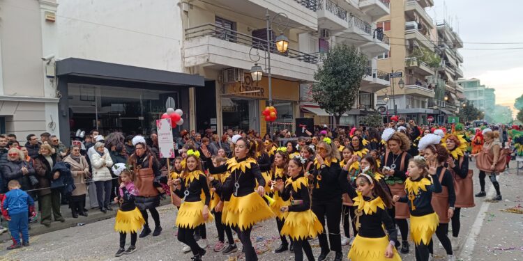 ΠΥΡΓΟΣ: Μικροί και μεγάλοι καρναβαλιστές ξεχύθηκαν στους δρόμους