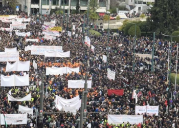 “57 ψυχές, εκατομμύρια φωνές”: Φωτογραφίες από τις συγκεντρώσεις για τα Τέμπη σε όλη τη χώρα