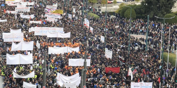 “57 ψυχές, εκατομμύρια φωνές”: Φωτογραφίες από τις συγκεντρώσεις για τα Τέμπη σε όλη τη χώρα