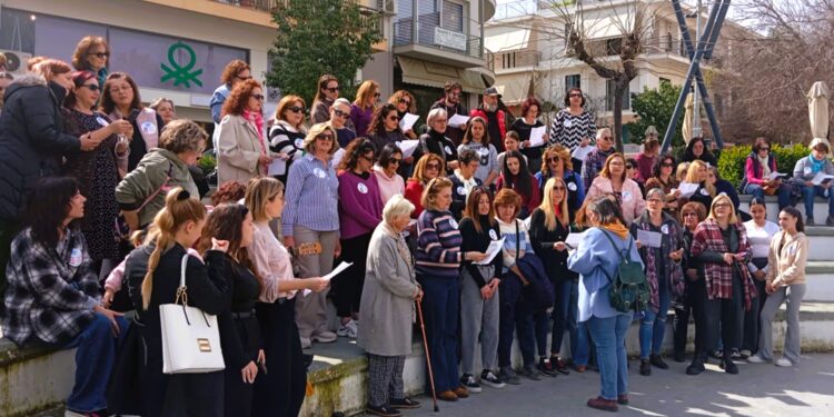 ΔΗΜΟΣ ΗΛΙΔΑΣ: Οι γυναίκες της Αμαλιάδας τραγούδησαν “ΔΙΧΩΣ ΦΟΒΟ”