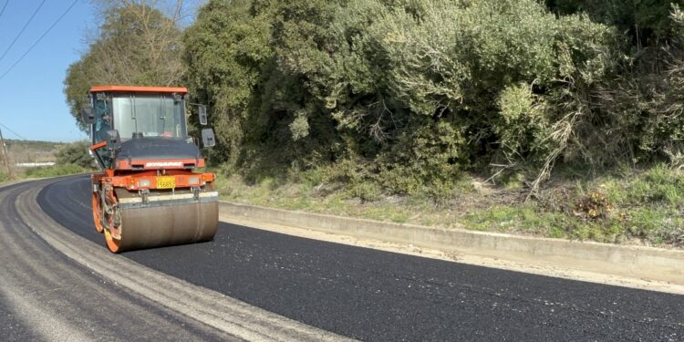 ΠΕΡΙΦΕΡΕΙΑ ΔΥΤΙΚΗΣ ΕΛΛΑΔΑΣ: Εργασίες ασφαλτόστρωσης στην Επαρχ. Οδό από Μέλισσα έως Μπόρσι
