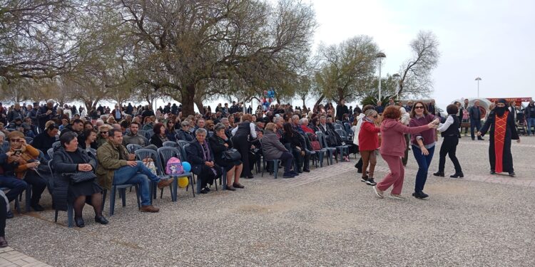 ΔΗΜΟΣ ΗΛΙΔΑΣ: Χιλιάδες πολίτες συμμετείχαν στα παραδοσιακά Κούλουμα του Δήμου στην πλατεία της Κουρούτας