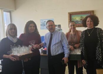 ΝΙΚΟΣ ΚΟΡΟΒΕΣΗΣ: Συμβολικά δώρα στις γυναίκες της Π.Ε. Ηλείας