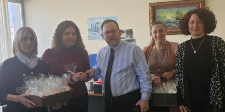 ΝΙΚΟΣ ΚΟΡΟΒΕΣΗΣ: Συμβολικά δώρα στις γυναίκες της Π.Ε. Ηλείας