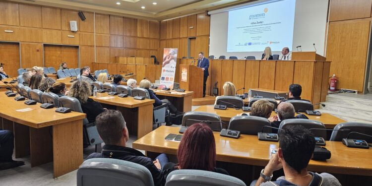 “Κλικ Ζωής”: Παρουσιάστηκαν στον Πύργο οι δωρεάν υπηρεσίες αυτόνομης διαβίωσης για ηλικιωμένους και ΑμΕΑ