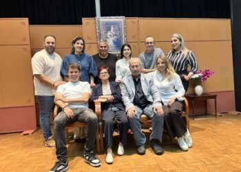 ΕΡΑΣΙΤΕΧΝΙΚΟ ΘΕΑΤΡΟ ΟΜΙΛΟΥ ΛΕΧΑΙΝΩΝ: “Μια Παράξενη Παρέα”