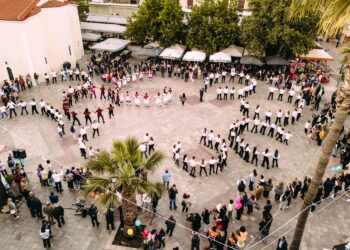 ΔΗΜΟΣ ΗΛΙΔΑΣ: Γιόρτασε με μια μεγάλη μουσικοχορευτική εκδήλωση στην πλατεία Αγίου Αθανασίου, την Παγκόσμια Ημέρα Χορού