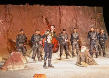 Στο κατάμεστο θέατρο της Αρχαίας Ήλιδας συνεχίστηκε το 35ο Φεστιβάλ Αρχαίας Ήλιδας, με τον συγκλονιστικό Φιλοκτήτη του Σοφοκλή