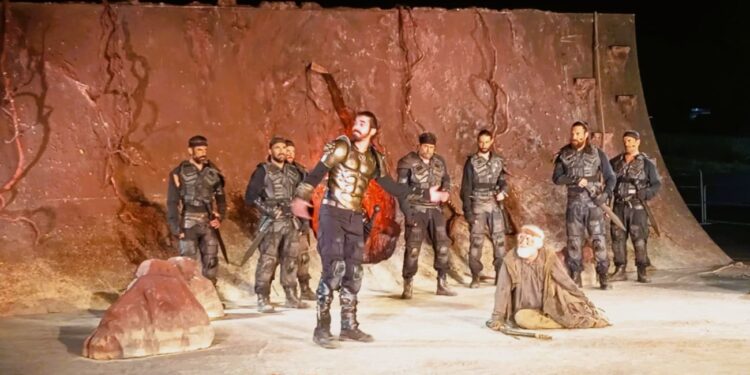 Στο κατάμεστο θέατρο της Αρχαίας Ήλιδας συνεχίστηκε το 35ο Φεστιβάλ Αρχαίας Ήλιδας, με τον συγκλονιστικό Φιλοκτήτη του Σοφοκλή