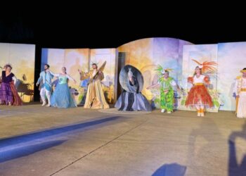 Κατάμεστο από παιδιά και γονείς το θέατρο της Αρχαίας Ήλιδας για την Κάρμεν Ρουγγέρη και τον “Μαγικό Αυλό” του Μότσαρτ